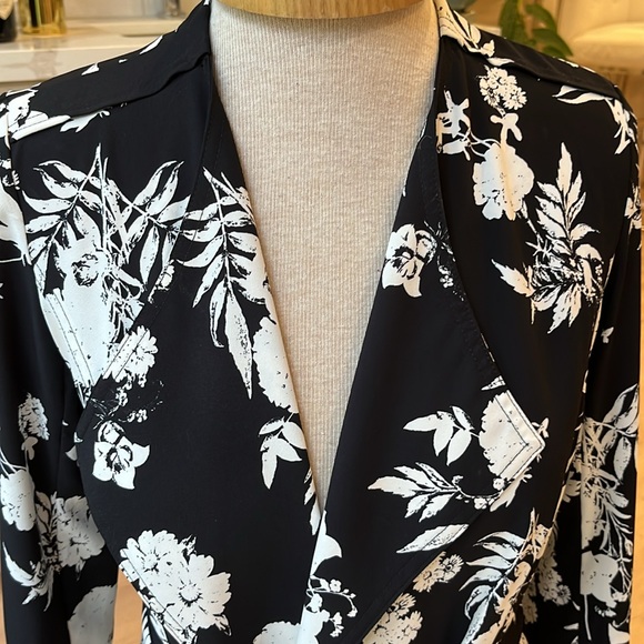 NWOT cinq a sept black and white floral print belted lightweight trench coat. - Picture 2 of 14